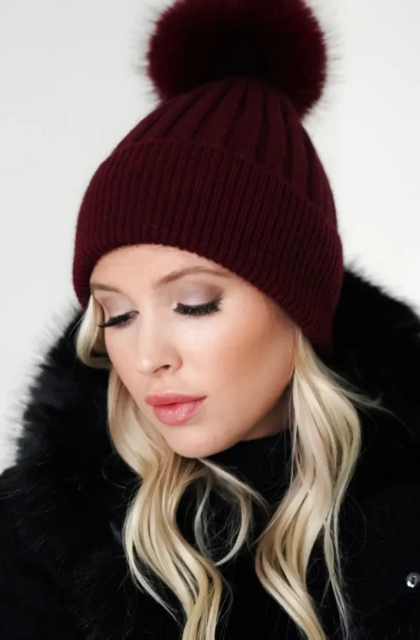 PLAIN VANILLA - Beanie with faux fur pompom - Bordeaux Online