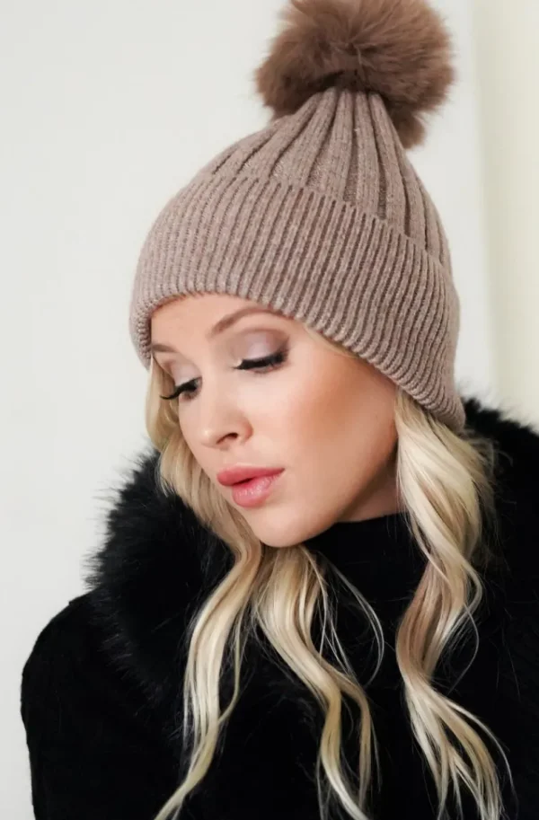 PLAIN VANILLA - Beanie with faux fur pompom - Sand Hot