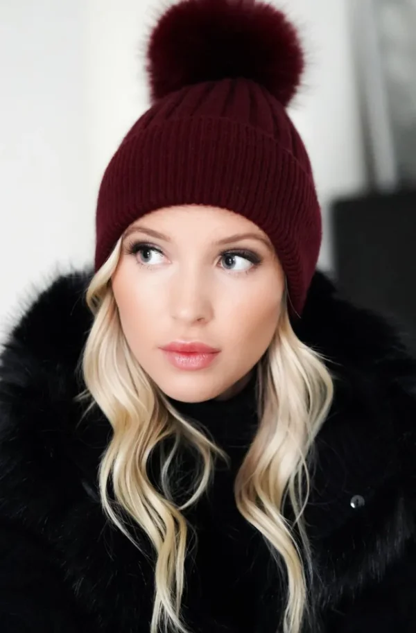 PLAIN VANILLA - Beanie with faux fur pompom - Bordeaux Online