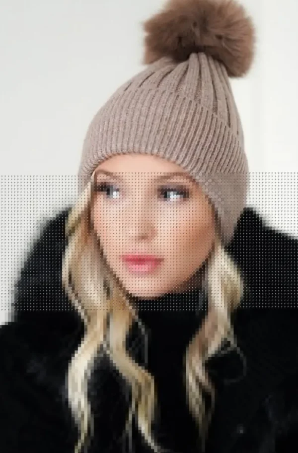 PLAIN VANILLA - Beanie with faux fur pompom - Sand Hot